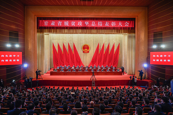 5-威尼斯金沙欢乐娱人城副院长黄晓霞代表学院出席在甘肃省举行的甘肃省脱贫攻坚总结表彰大会.jpg